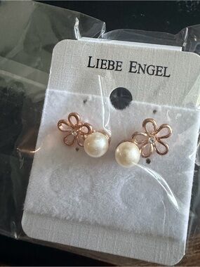 Rose Gold Flower Pearl Stud Earrings - Cream Pearls